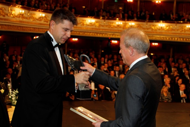 Ryszard Petru wręcza statuetkę prezesowi TIM SA Krzysztofowi Folcie