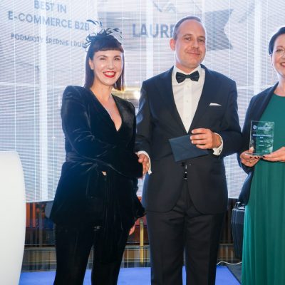 Od lewej: wręczająca nagrodę Magdalena Stranz-Sobalkowska - CCO Tpay, Michał Kostrowicki - menadżer ds. korporacyjnych TIM SA, Barbara Matkowska-Włosek - dyrektor marketingu TIM SA